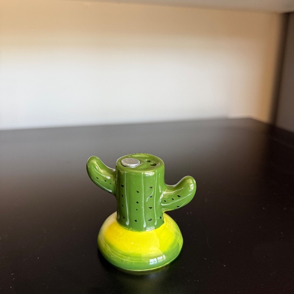 Salt and Pepper Shakers - Picture 5 of 8